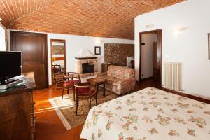 Candia Canavese德拉戈住宅酒店的一间卧室设有一张床和一间客厅。