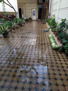 MargilanUvaysiy family guest house的建筑中带水柱的瓷砖地板