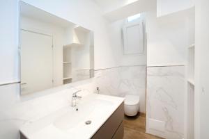 热那亚Old Villa stylish apartment的白色的浴室设有水槽和卫生间。