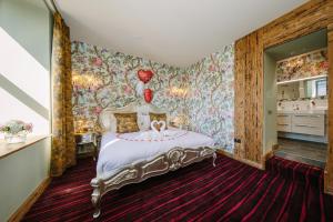 格兰奇奥沃桑茨格兰奇精品酒店 的卧室配有一张床铺,位于带花卉壁纸的房间