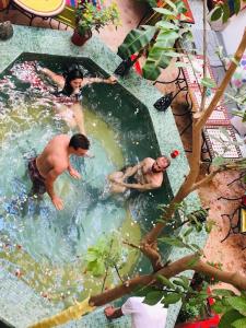 马拉喀什里亚德迪雅酒店的一群人在游泳池里