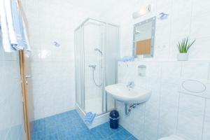 维森特海德Steigerwaldpension的白色的浴室设有水槽和淋浴。