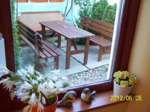Fót帕尔马潘齐奥酒店的窗户,带长凳和桌子,鲜花