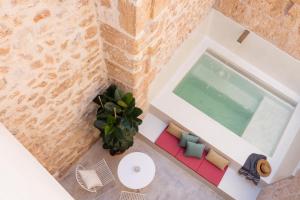 阿尔库迪亚ARA Alcudia的享有带游泳池的客厅的顶部景色