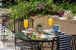 耶路撒冷普瑞玛罗亚尔绸酒店的一张桌子,上面放着一盘食物和两杯橙汁