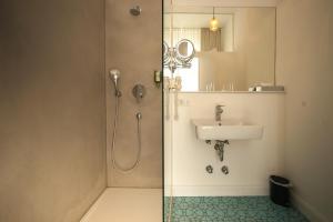 科隆MAISON MARSIL - Boutique Hotel Köln的带淋浴和盥洗盆的浴室