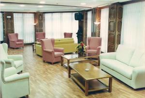 奥伦塞公主酒店的带沙发、椅子和桌子的客厅