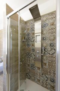 蒙扎Monza Park Apartment的浴室里设有玻璃门淋浴