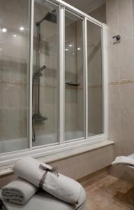 San Mamede de Carnota奥普鲁索旅馆的一间带大窗户和淋浴的浴室