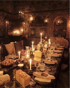 卡尔斯车提科夫酒店的一张长桌,上面有蜡烛和盘子
