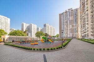 敖德萨Apartments on the Black Sea的一座高楼城市中心的一个游乐场