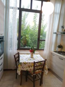 圣吉米纳诺Orto di Emma的厨房配有桌椅和窗户。