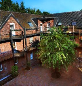 埃施韦勒Hotel Landhaus的树砌砖房的顶部景色