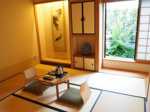 东京江户樱花饭店的客房设有桌椅和窗户。