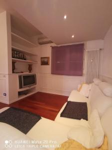 摩德纳casa dolce casa的客厅配有白色沙发和电视