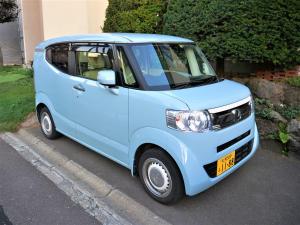 札幌Minpaku Mon的停在街上的小蓝色货车