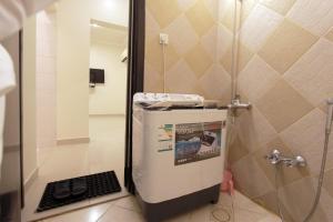布赖代Al Qaswaa Furnished Apartements的带淋浴和盥洗盆的小浴室