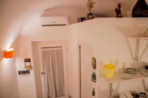 滨海波利尼亚诺Casa Nori的白色的房间,设有白色的门和架子