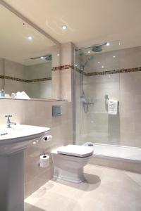莱德沙姆克拉克斯顿伍德麦克唐纳德酒店&Spa的浴室配有卫生间、淋浴和盥洗盆。