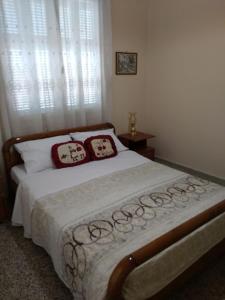 阿尔戈斯Paraskevi's House的一间卧室配有一张带两个枕头的床