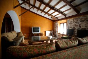CamuñasCasa Besana的带沙发和电视的客厅