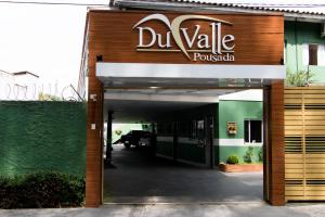 恩布Pousada Du Valle的带有标志的dvd超值餐厅入口