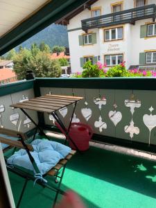 若特阿赫-埃根Ferienwohnung Giacomelli 3的阳台配有桌子和野餐桌。