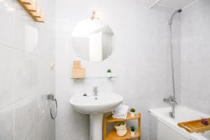 索尔德乌Apartamento Fontargent的白色的浴室设有水槽和镜子