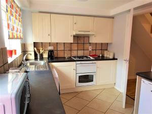 Penllech House - Huku Kwetu Notts - 3 Bedroom Spacious Lovely and Cosy with a Free Parking- Affordable and Suitable to Group Business Travellers的厨房或小厨房