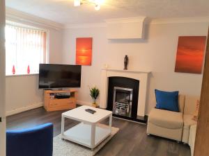 Penllech House - Huku Kwetu Notts - 3 Bedroom Spacious Lovely and Cosy with a Free Parking- Affordable and Suitable to Group Business Travellers的休息区