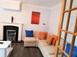 Penllech House - Huku Kwetu Notts - 3 Bedroom Spacious Lovely and Cosy with a Free Parking- Affordable and Suitable to Group Business Travellers的休息区