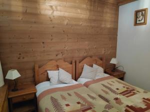 蒂涅Le Pramecou Tignes Val Claret的一间卧室配有一张木墙床