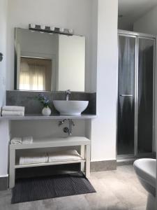 莫塔·圣塔纳斯塔西亚La Finestra Sull'Etna的白色的浴室设有水槽和镜子