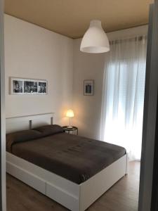 莫塔·圣塔纳斯塔西亚La Finestra Sull'Etna的一间卧室设有一张大床和一个窗户。