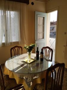 阿尔戈斯Paraskevi's House的一张餐桌,上面有花瓶