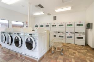 韦尔奇蒙特胡德村5号豪华度假屋的洗衣房配有一排洗衣机和烘干机