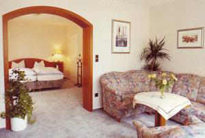 巴特萨克萨索奈霍夫酒店的客厅配有沙发和1张床