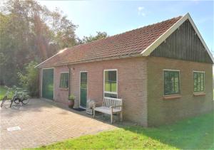 登堡Sluizeweidje Texel的院子中带长凳的小砖房