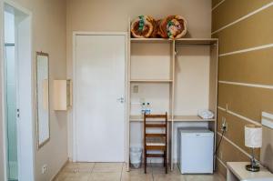 伊瓜苏Pousada Cataratas的一间带卫生间、水槽和门的浴室