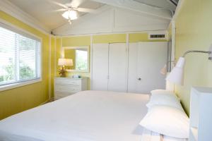 Lower Matecumbe BeachTopsider Resort by Capital Vacations的卧室配有白色的床和窗户。