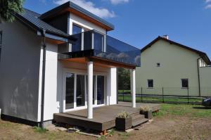 新瓦尔普诺Villa Helena的一座带玻璃屋顶和甲板的房子