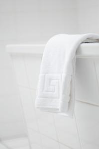 莱比锡费尔巴哈公寓的浴室毛巾架上的毛巾