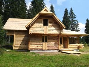 扎布利亚克Lodge Nadgora的树木林地的小木屋