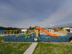 Hokitika's Kiwi Holiday Park and Motels的儿童游玩区