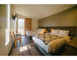 西黄石Terra Nova Cabins的酒店客房设有两张床和窗户。