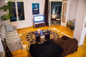海若克利欧Artistic Getaway Home - Super Central的客厅配有沙发和桌子