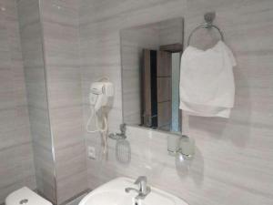 撒马尔罕Happy House的白色的浴室设有水槽和镜子