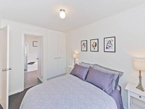 汉道夫Hahndorf Haven-Central Hahndorf的一间卧室配有一张带紫色枕头的大床