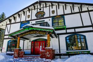大熊湖黑森林旅馆的雪中带红门的建筑