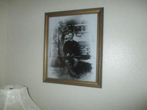 弗吉尼亚城弗吉尼亚城酒店的挂在墙上的男人的照片